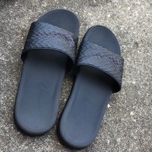 Nike slides black